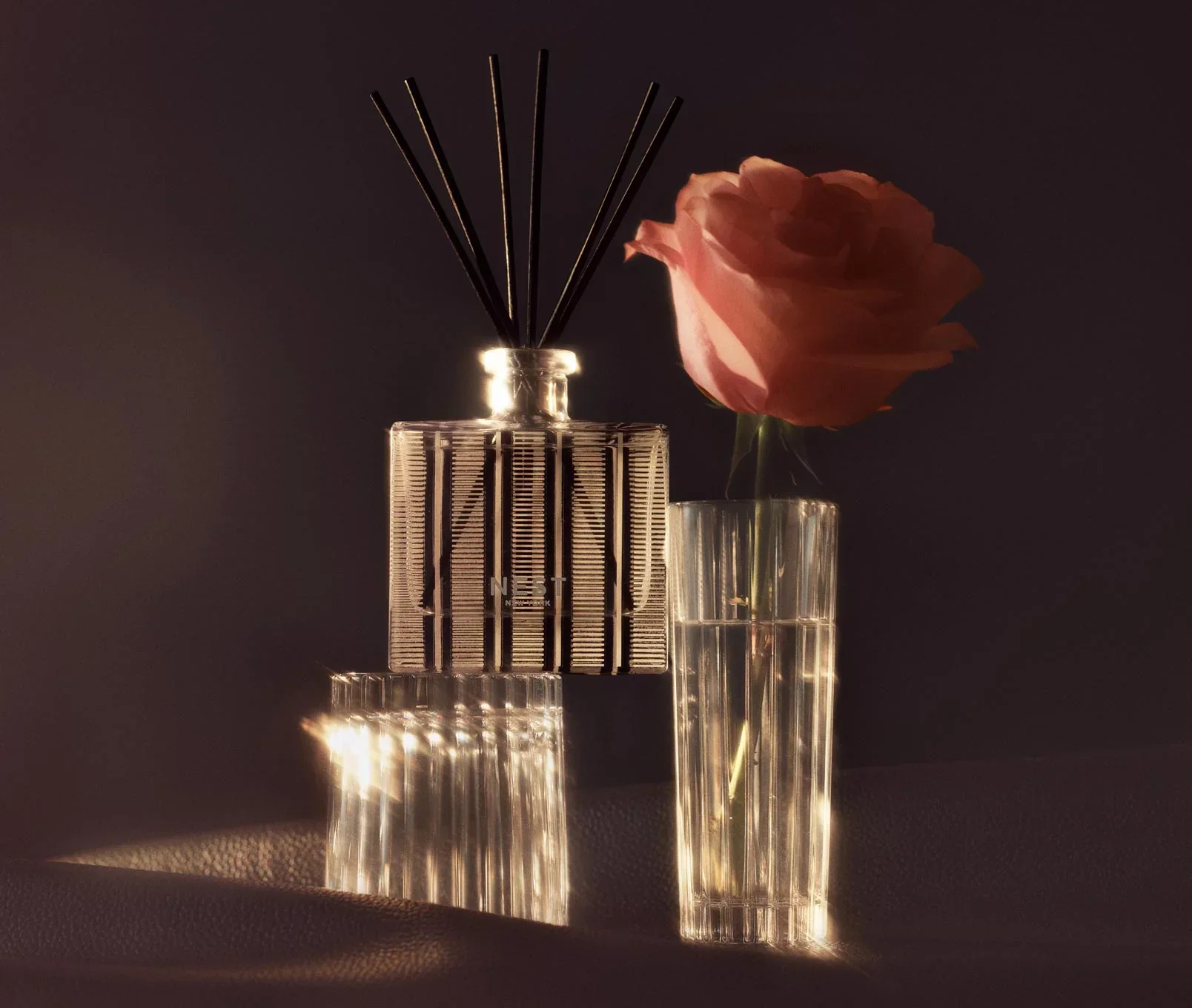 251-rose-noir-oud-reed-diffuser-2.webp Rose Noir & Oud Reed Diffuser