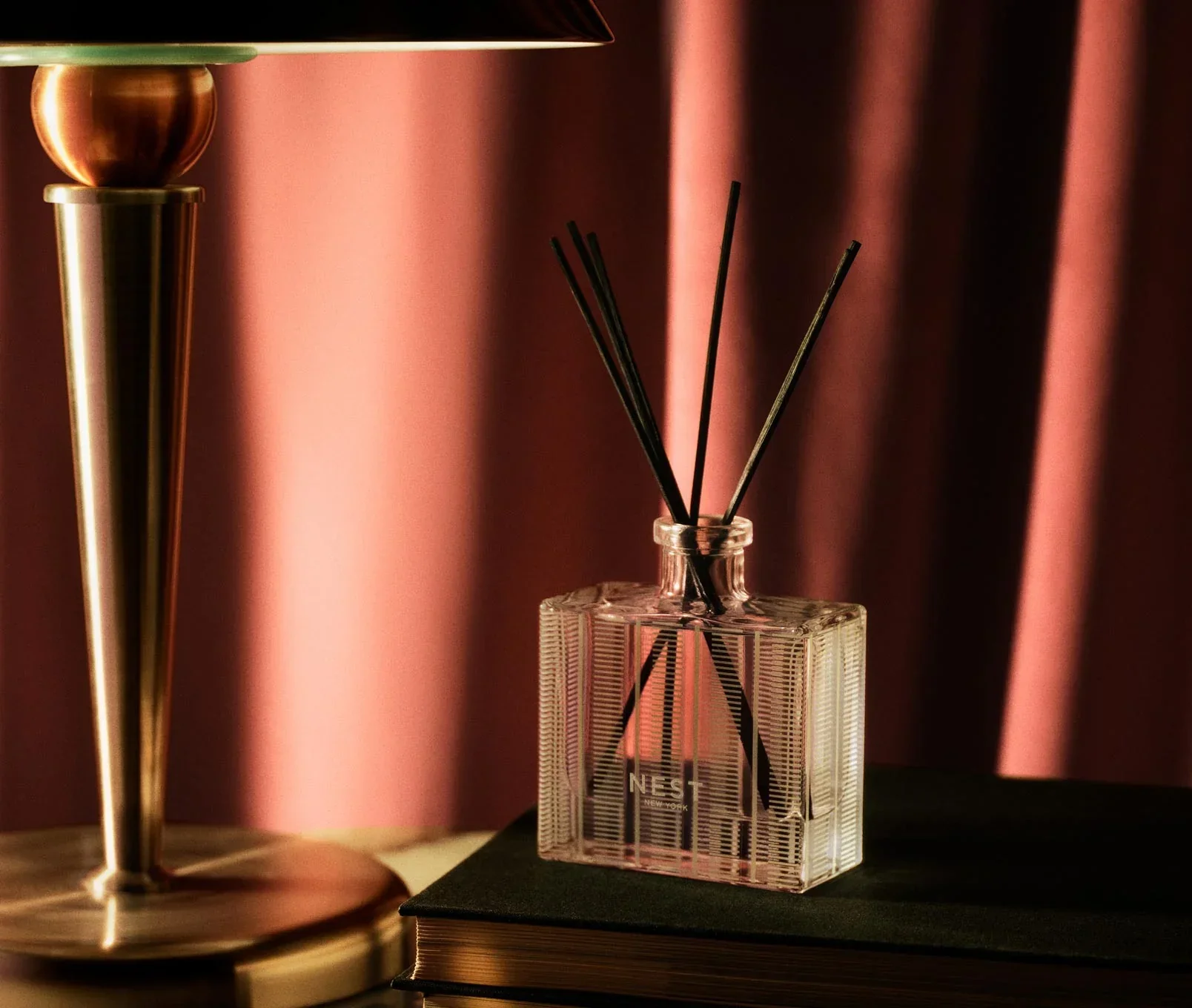 251-rose-noir-oud-reed-diffuser-3.webp Rose Noir & Oud Reed Diffuser